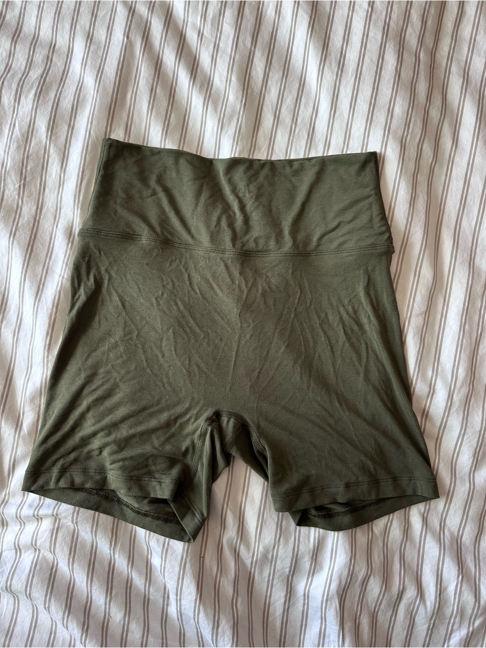NWOT imbodhi shorts moss green, size S - Picture 3 of 5